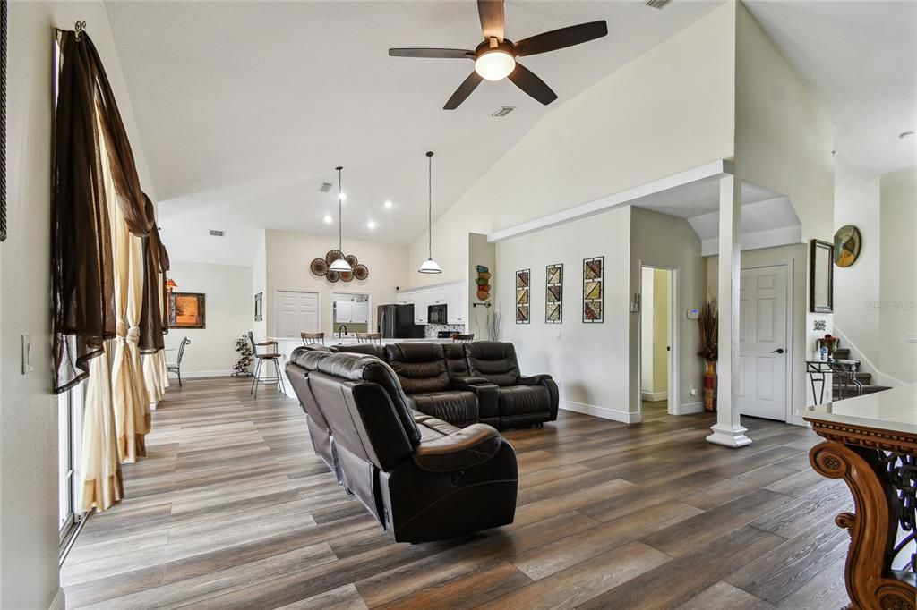 合同活跃: $545,000 (4 贝兹, 2 浴室, 2570 平方英尺)