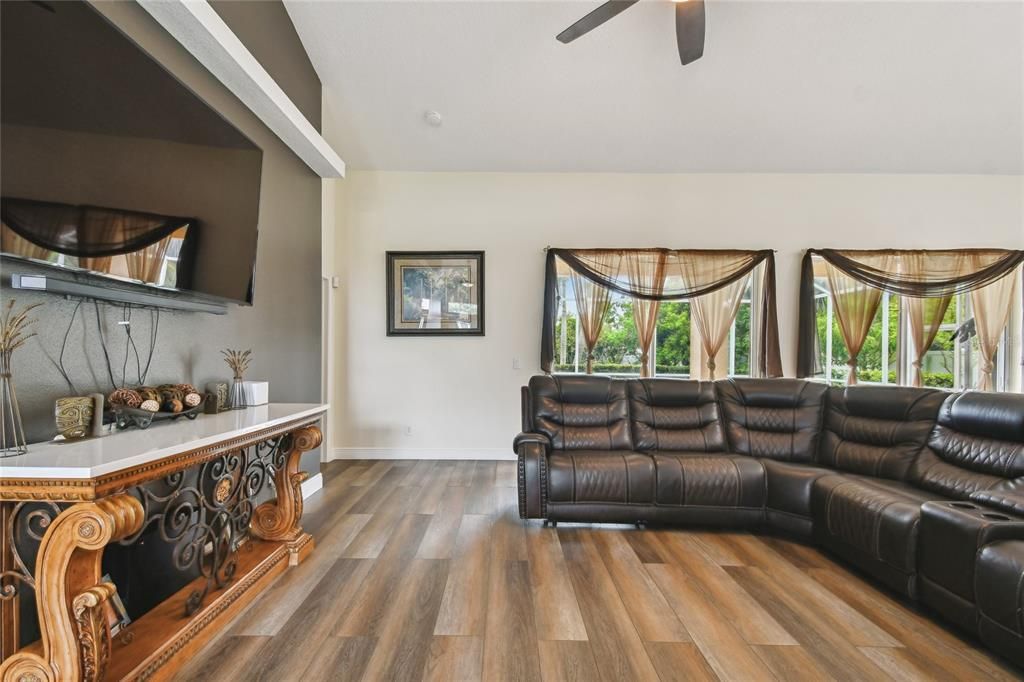 合同活跃: $545,000 (4 贝兹, 2 浴室, 2570 平方英尺)