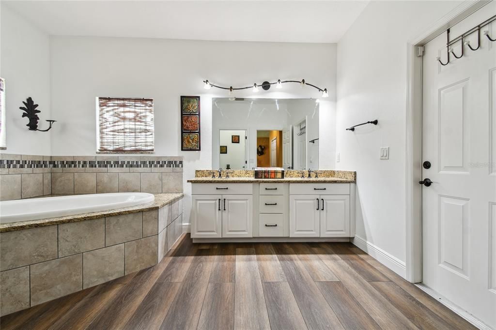 合同活跃: $545,000 (4 贝兹, 2 浴室, 2570 平方英尺)