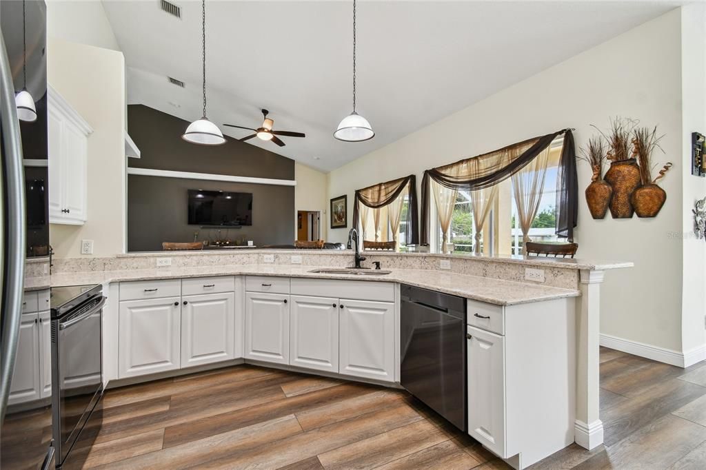 合同活跃: $545,000 (4 贝兹, 2 浴室, 2570 平方英尺)