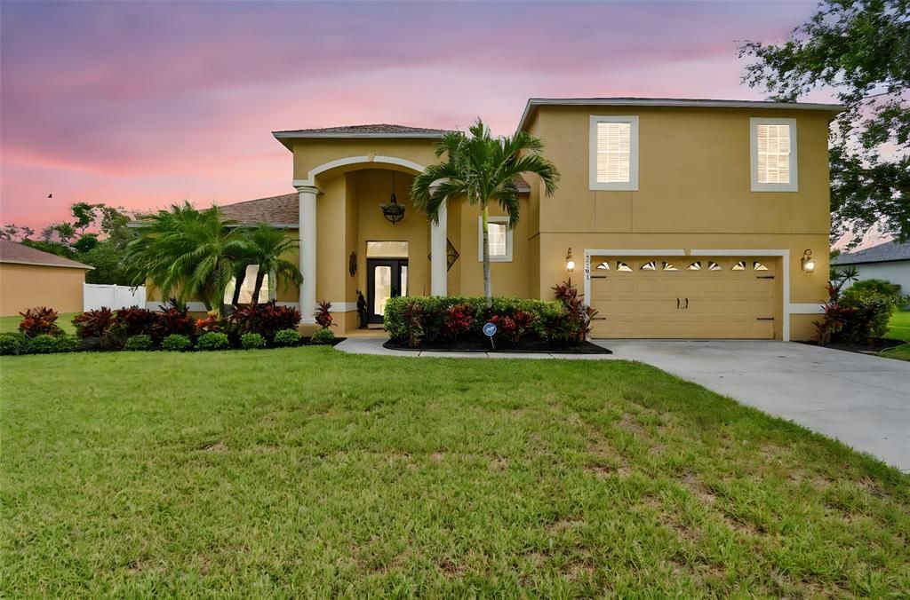 合同活跃: $545,000 (4 贝兹, 2 浴室, 2570 平方英尺)