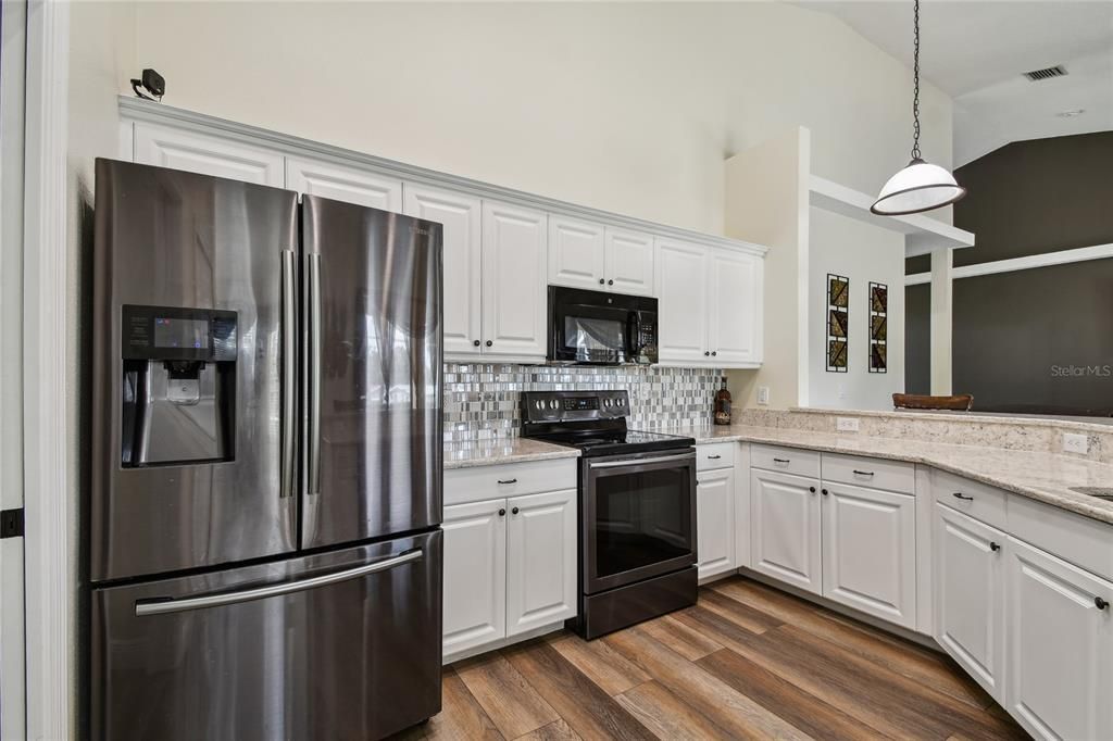 合同活跃: $545,000 (4 贝兹, 2 浴室, 2570 平方英尺)