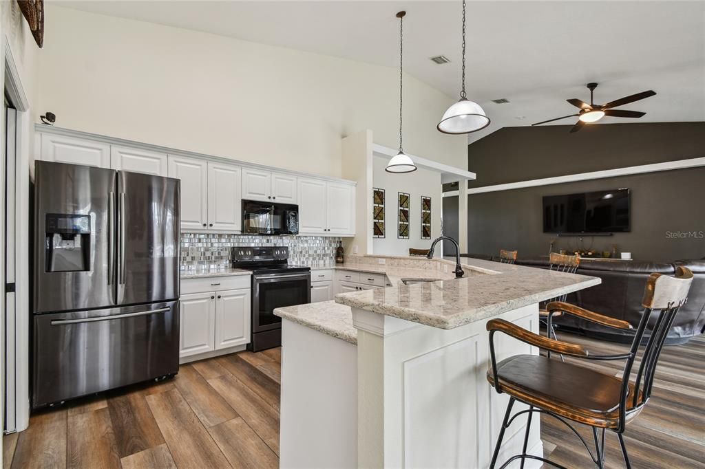 合同活跃: $545,000 (4 贝兹, 2 浴室, 2570 平方英尺)