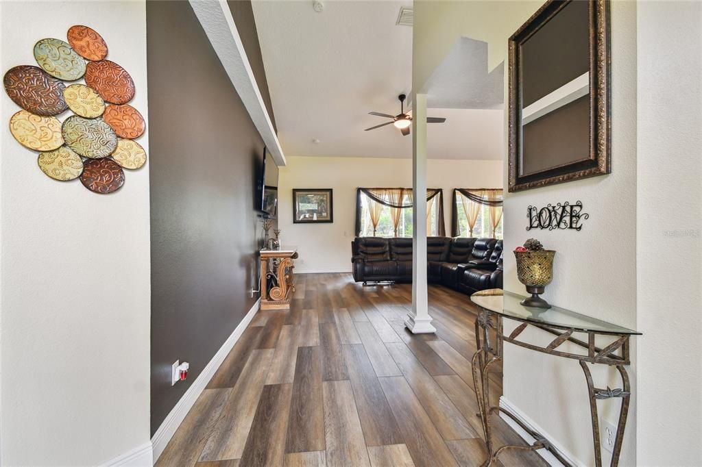 合同活跃: $545,000 (4 贝兹, 2 浴室, 2570 平方英尺)