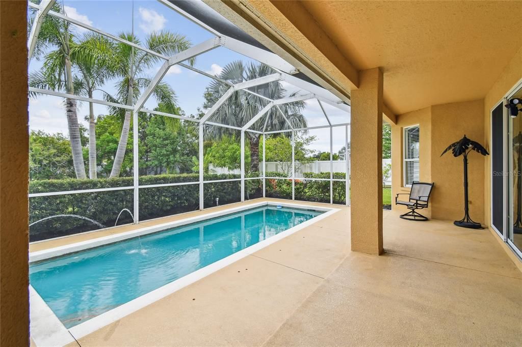 合同活跃: $545,000 (4 贝兹, 2 浴室, 2570 平方英尺)