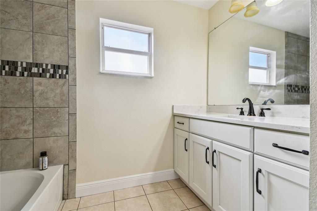 合同活跃: $545,000 (4 贝兹, 2 浴室, 2570 平方英尺)