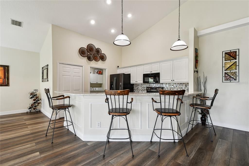 合同活跃: $545,000 (4 贝兹, 2 浴室, 2570 平方英尺)