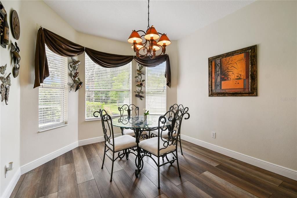 合同活跃: $545,000 (4 贝兹, 2 浴室, 2570 平方英尺)