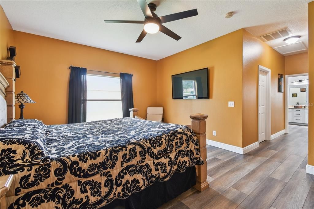 合同活跃: $545,000 (4 贝兹, 2 浴室, 2570 平方英尺)