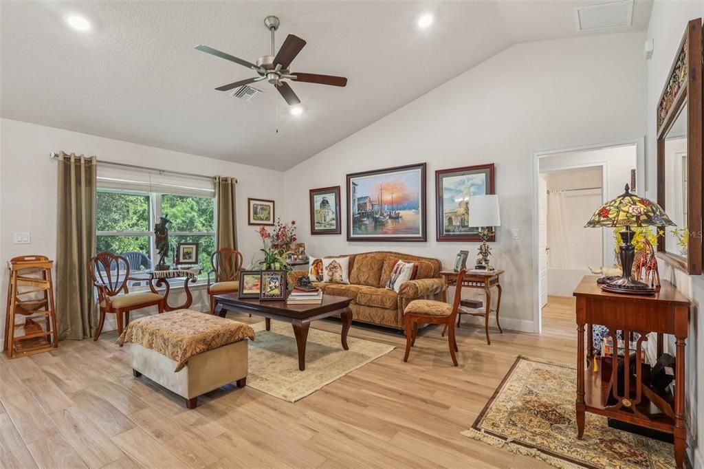 На продажу: $320,000 (4 спален, 2 ванн, 1814 Квадратных фут)