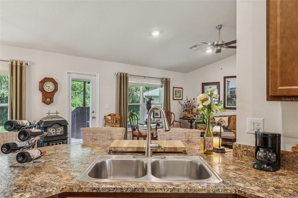 На продажу: $320,000 (4 спален, 2 ванн, 1814 Квадратных фут)