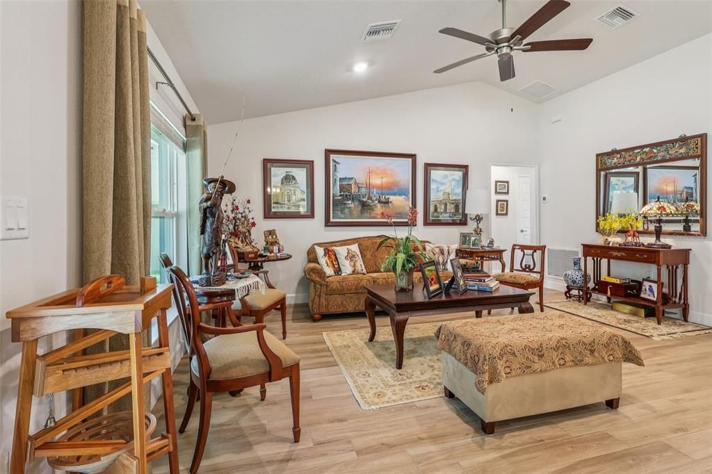 На продажу: $320,000 (4 спален, 2 ванн, 1814 Квадратных фут)