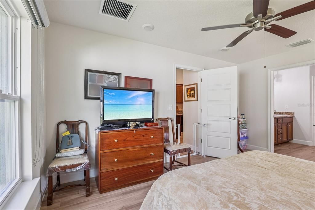 На продажу: $320,000 (4 спален, 2 ванн, 1814 Квадратных фут)