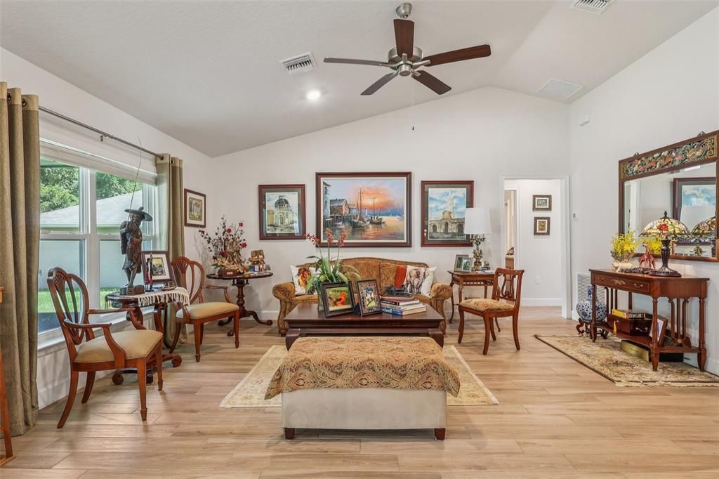 На продажу: $320,000 (4 спален, 2 ванн, 1814 Квадратных фут)