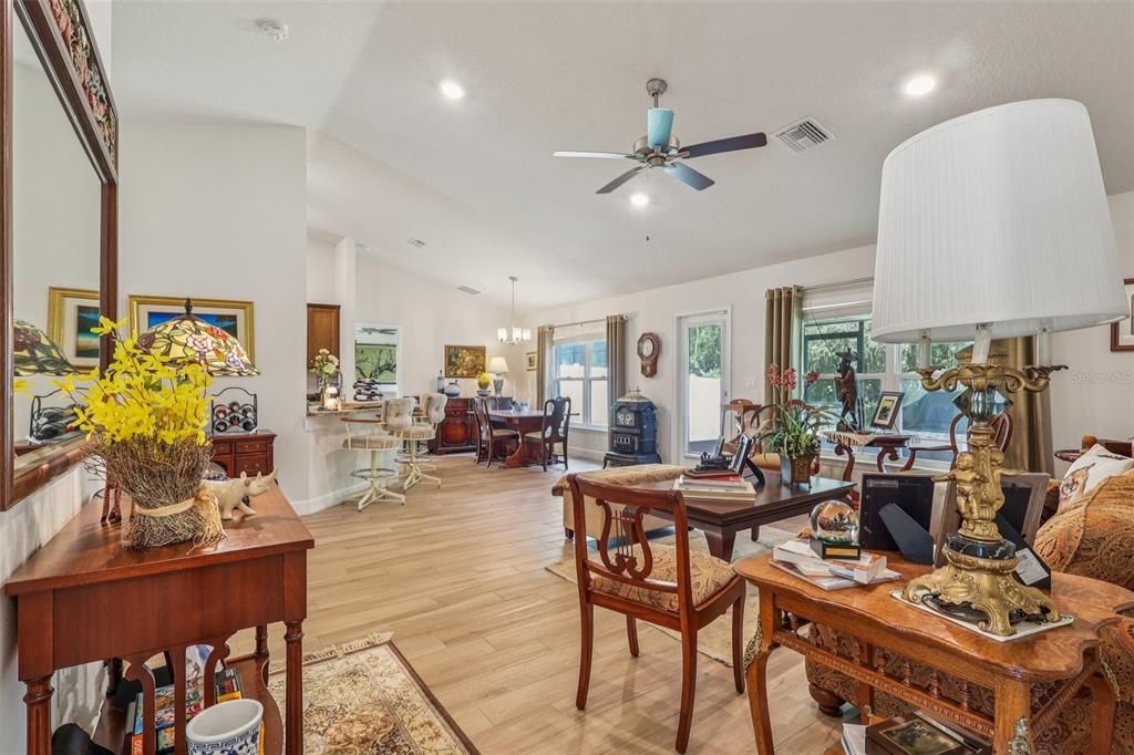 На продажу: $320,000 (4 спален, 2 ванн, 1814 Квадратных фут)