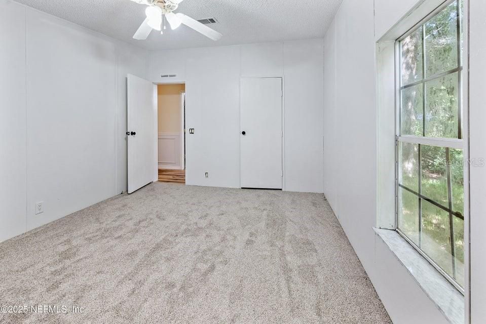 Activo con contrato: $450,000 (5 camas, 3 baños, 2356 Pies cuadrados)