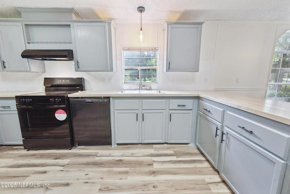 Activo con contrato: $450,000 (5 camas, 3 baños, 2356 Pies cuadrados)