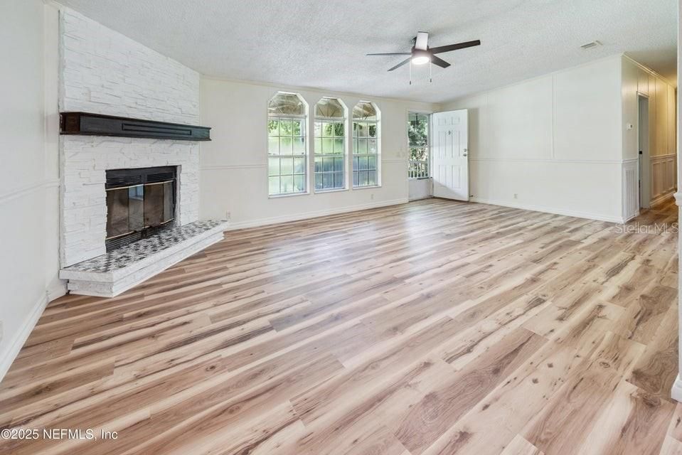 Activo con contrato: $450,000 (5 camas, 3 baños, 2356 Pies cuadrados)