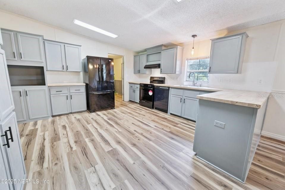 Activo con contrato: $450,000 (5 camas, 3 baños, 2356 Pies cuadrados)