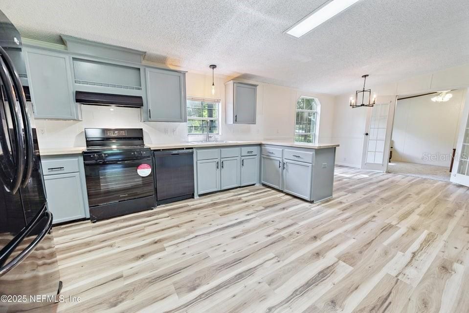 Activo con contrato: $450,000 (5 camas, 3 baños, 2356 Pies cuadrados)