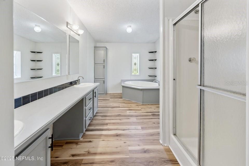 Activo con contrato: $450,000 (5 camas, 3 baños, 2356 Pies cuadrados)