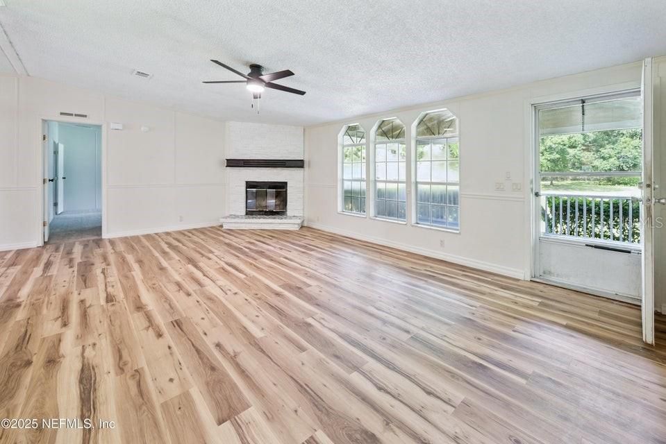 Activo con contrato: $450,000 (5 camas, 3 baños, 2356 Pies cuadrados)