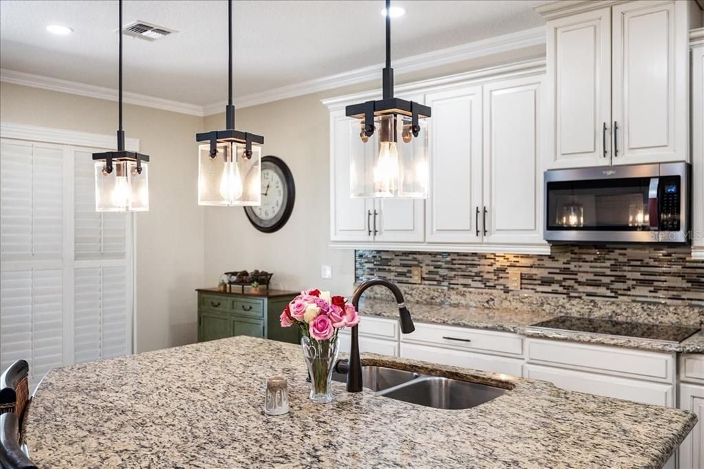 合同活跃: $795,000 (5 贝兹, 4 浴室, 3497 平方英尺)