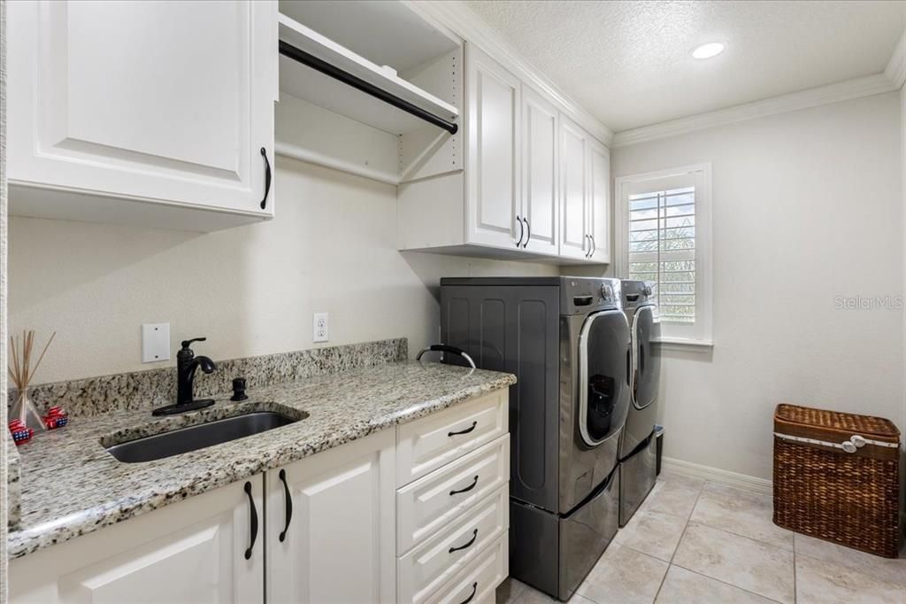 合同活跃: $795,000 (5 贝兹, 4 浴室, 3497 平方英尺)