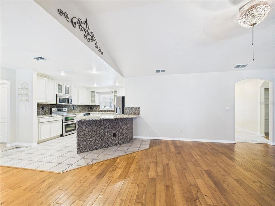 На продажу: $434,900 (3 спален, 2 ванн, 1763 Квадратных фут)