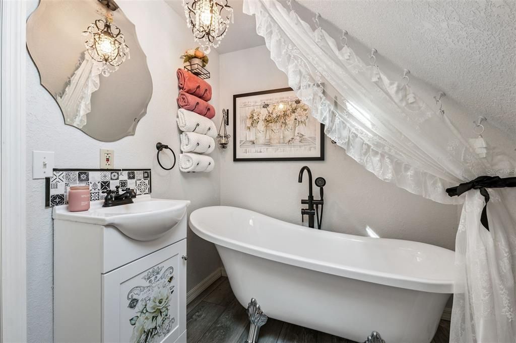 Active With Contract: $525,000 (3 beds, 3 baths, 1749 Square Feet)