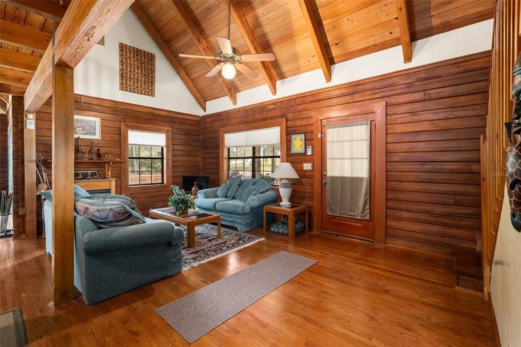 На продажу: $431,500 (5 спален, 2 ванн, 1824 Квадратных фут)