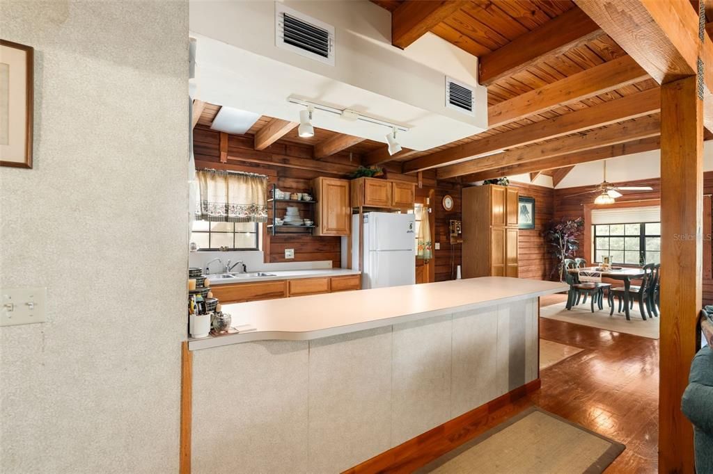 На продажу: $431,500 (5 спален, 2 ванн, 1824 Квадратных фут)