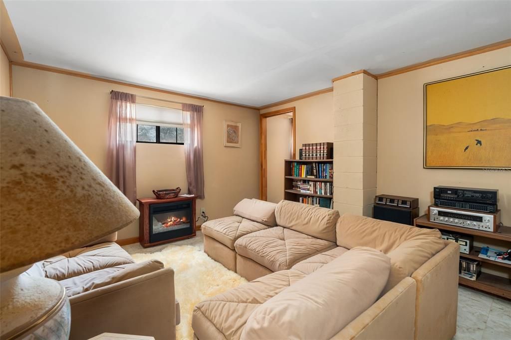 На продажу: $431,500 (5 спален, 2 ванн, 1824 Квадратных фут)