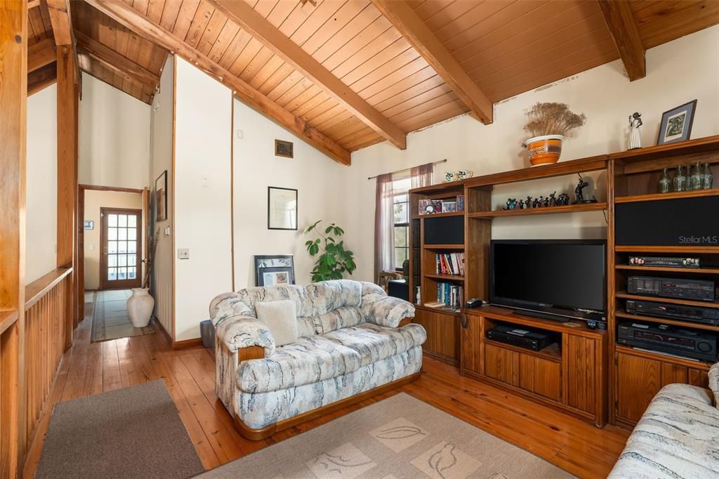 На продажу: $431,500 (5 спален, 2 ванн, 1824 Квадратных фут)