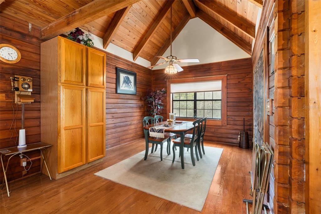 На продажу: $431,500 (5 спален, 2 ванн, 1824 Квадратных фут)