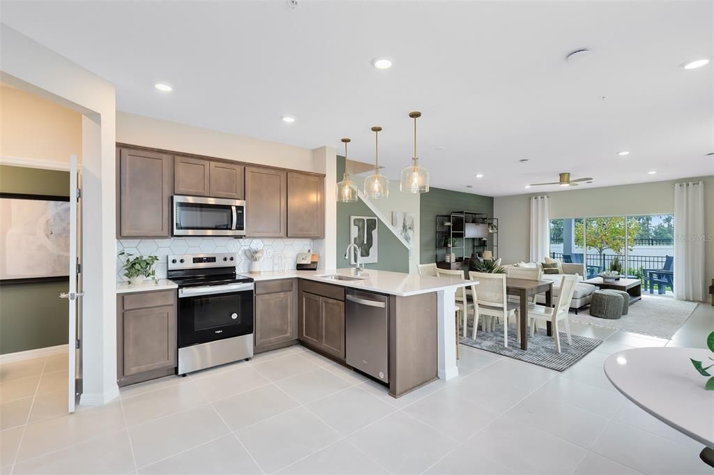 合同活跃: $364,490 (3 贝兹, 2 浴室, 1782 平方英尺)