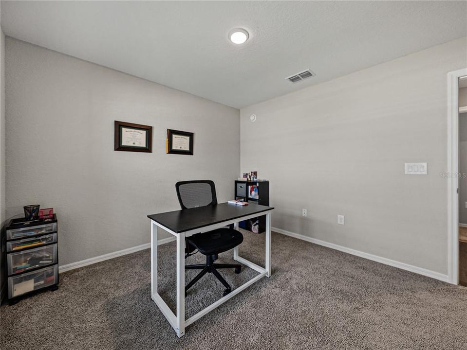 合同活跃: $335,000 (4 贝兹, 2 浴室, 1749 平方英尺)