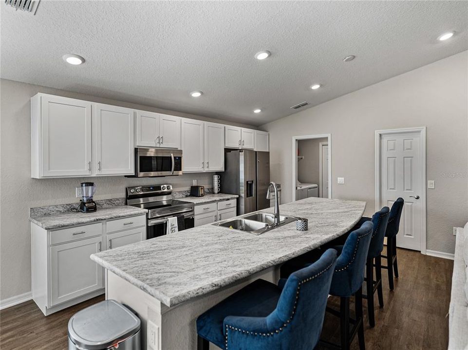 合同活跃: $335,000 (4 贝兹, 2 浴室, 1749 平方英尺)