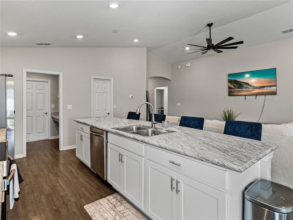 合同活跃: $335,000 (4 贝兹, 2 浴室, 1749 平方英尺)