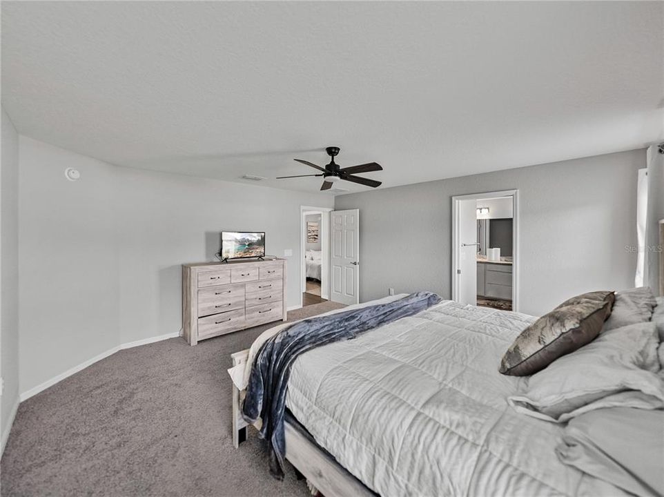 合同活跃: $335,000 (4 贝兹, 2 浴室, 1749 平方英尺)