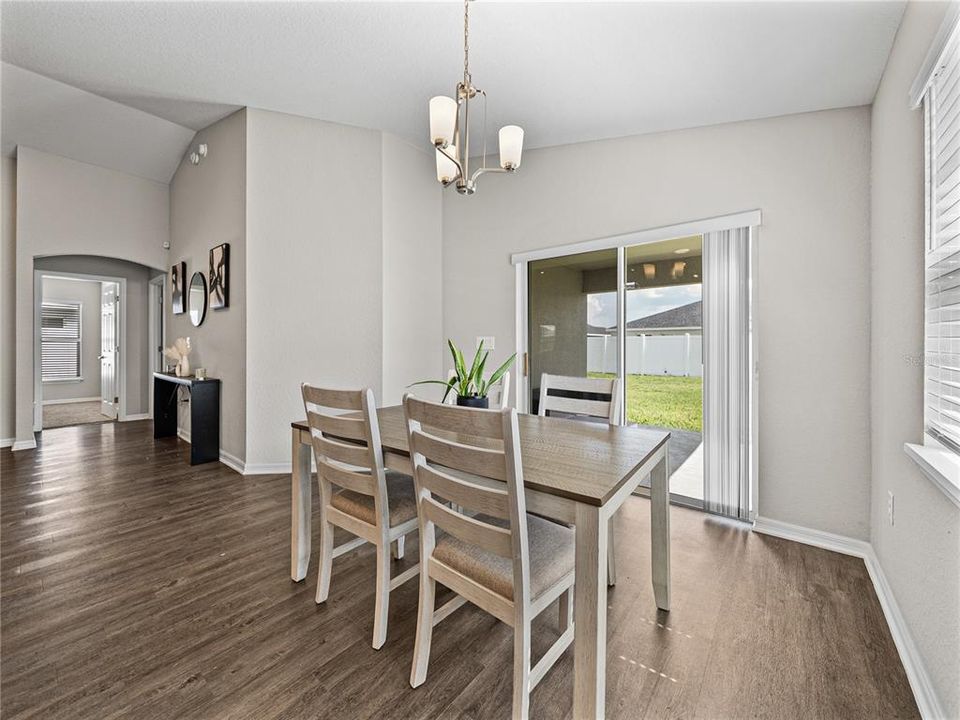 合同活跃: $335,000 (4 贝兹, 2 浴室, 1749 平方英尺)