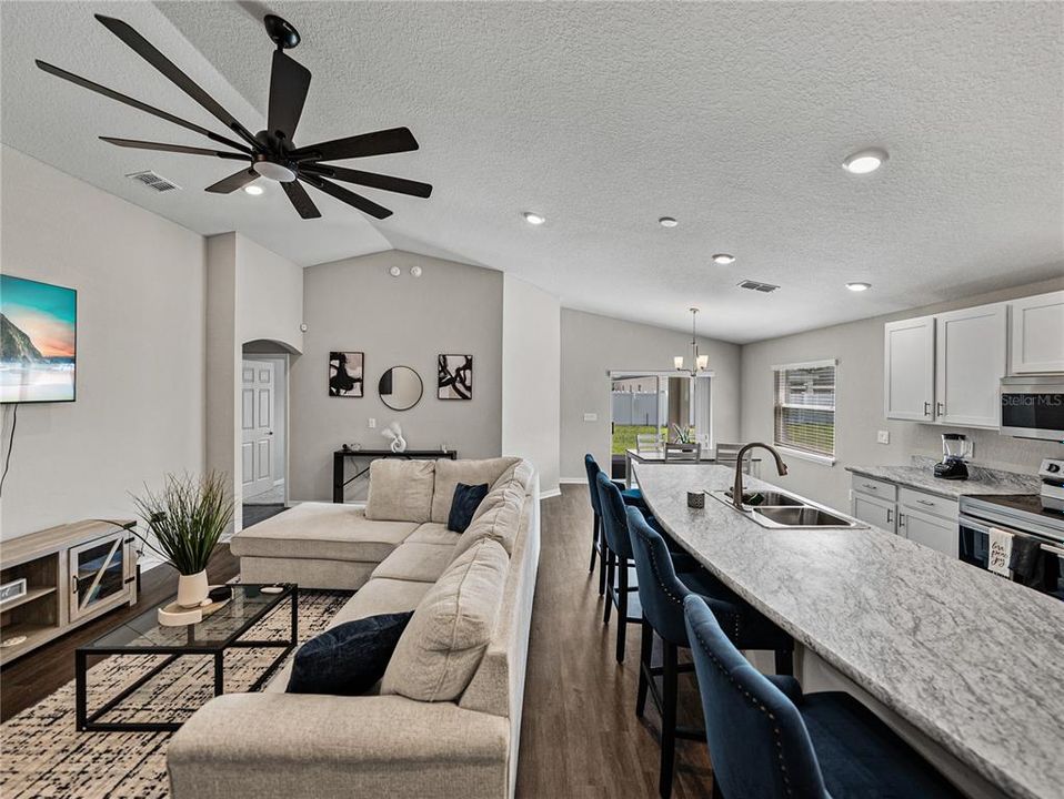 合同活跃: $335,000 (4 贝兹, 2 浴室, 1749 平方英尺)