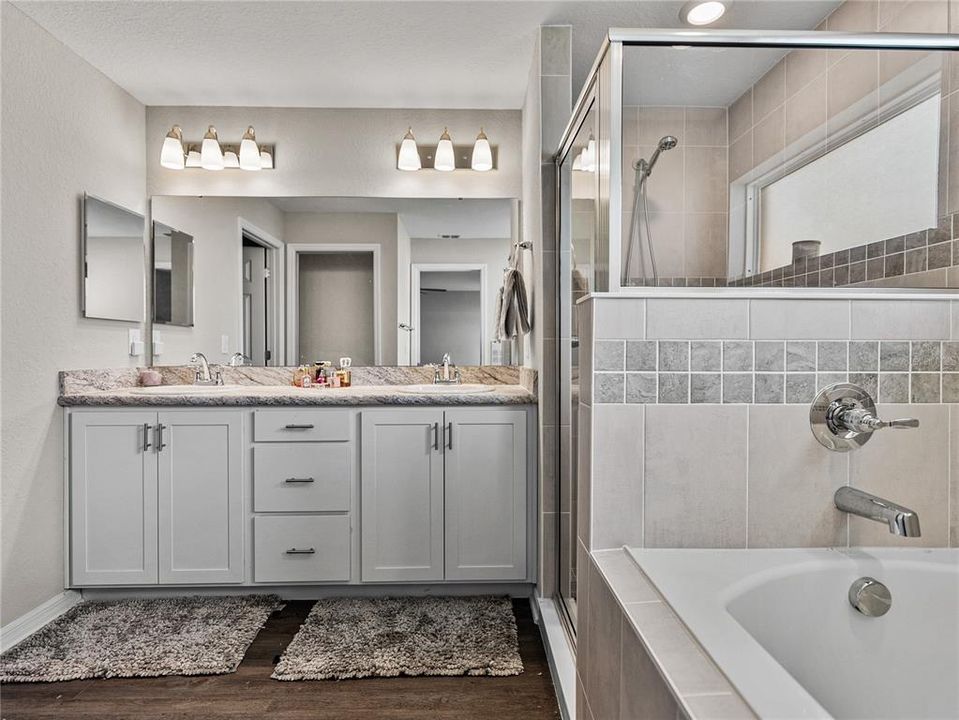 合同活跃: $335,000 (4 贝兹, 2 浴室, 1749 平方英尺)