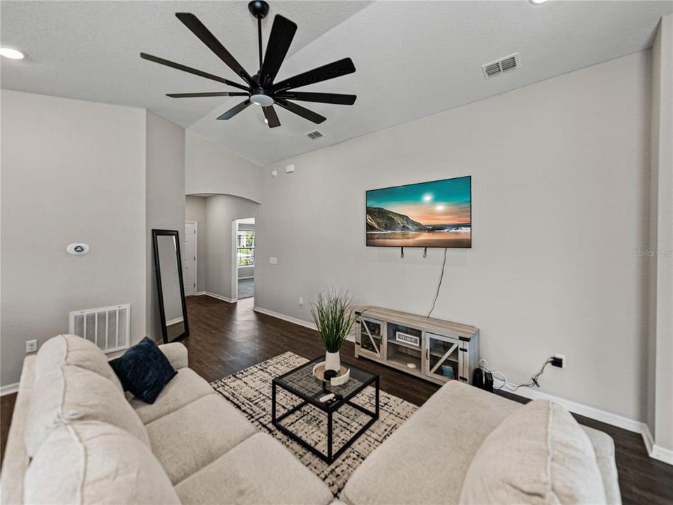 合同活跃: $335,000 (4 贝兹, 2 浴室, 1749 平方英尺)