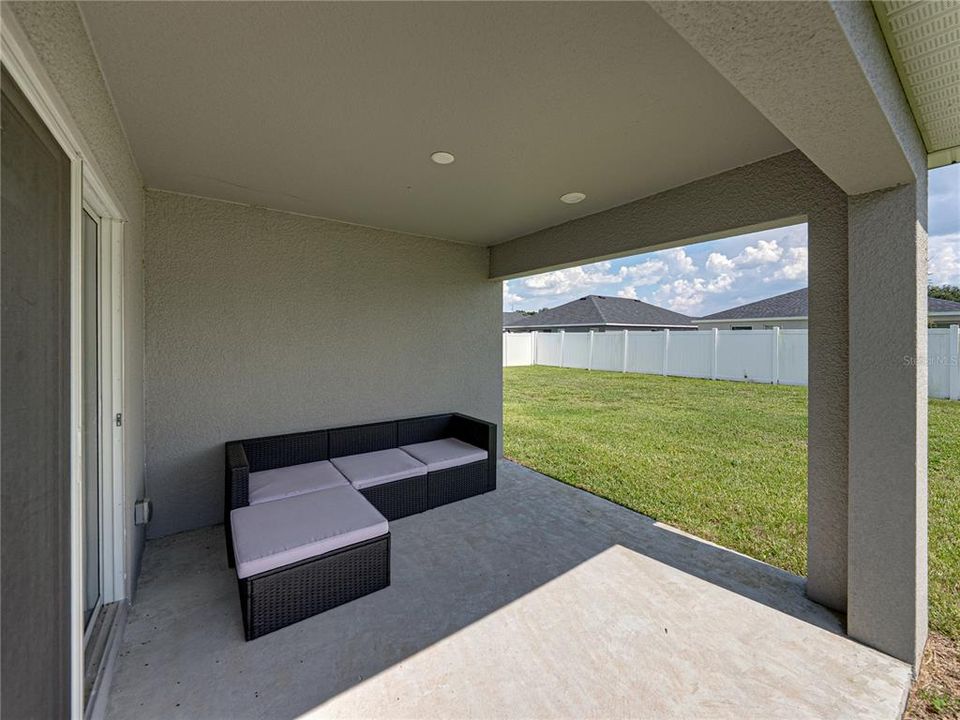 合同活跃: $335,000 (4 贝兹, 2 浴室, 1749 平方英尺)