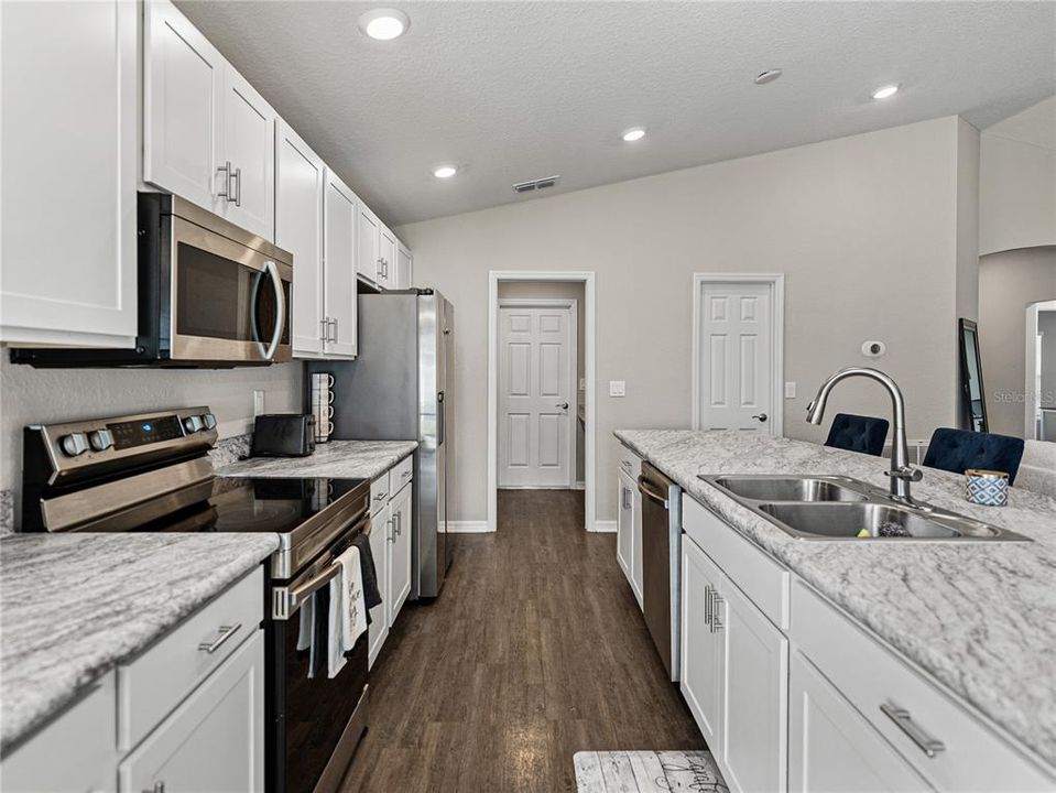 合同活跃: $335,000 (4 贝兹, 2 浴室, 1749 平方英尺)