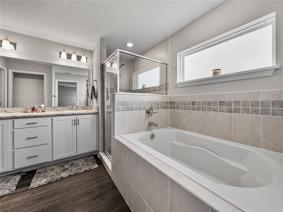 合同活跃: $335,000 (4 贝兹, 2 浴室, 1749 平方英尺)