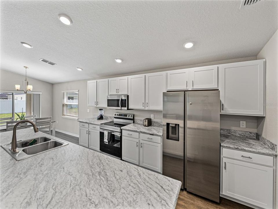 合同活跃: $335,000 (4 贝兹, 2 浴室, 1749 平方英尺)