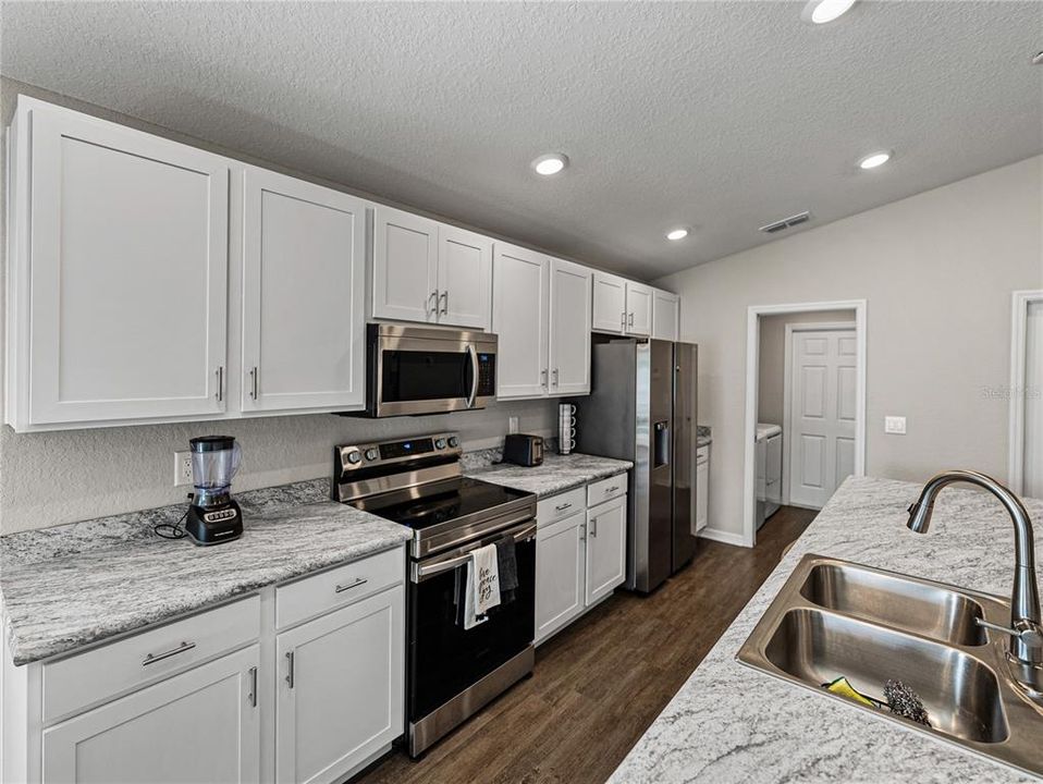 合同活跃: $335,000 (4 贝兹, 2 浴室, 1749 平方英尺)