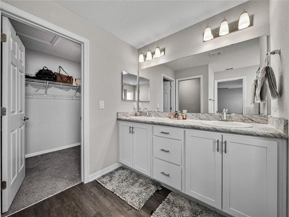 合同活跃: $335,000 (4 贝兹, 2 浴室, 1749 平方英尺)